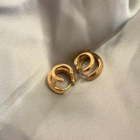 Elegant Gold Hoop Earrings - Picture 7 of 7